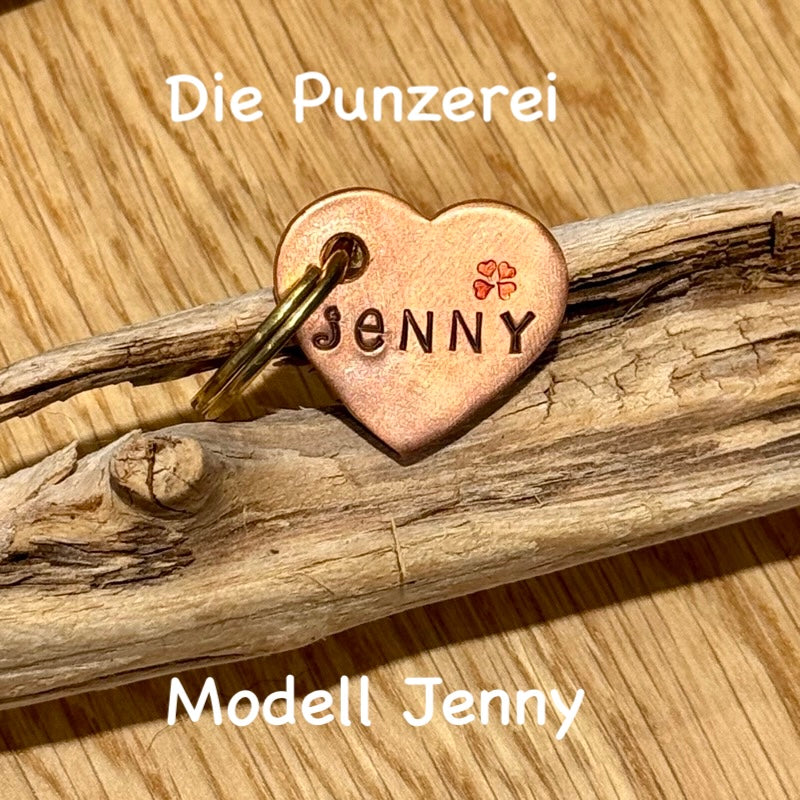 Handgepunzte Hundemarke aus Kupfer mit Namen „Henny“ und Herzmotiv, Herz Design an Schlüsselring befestigt, präsentiert auf Holzuntergrund