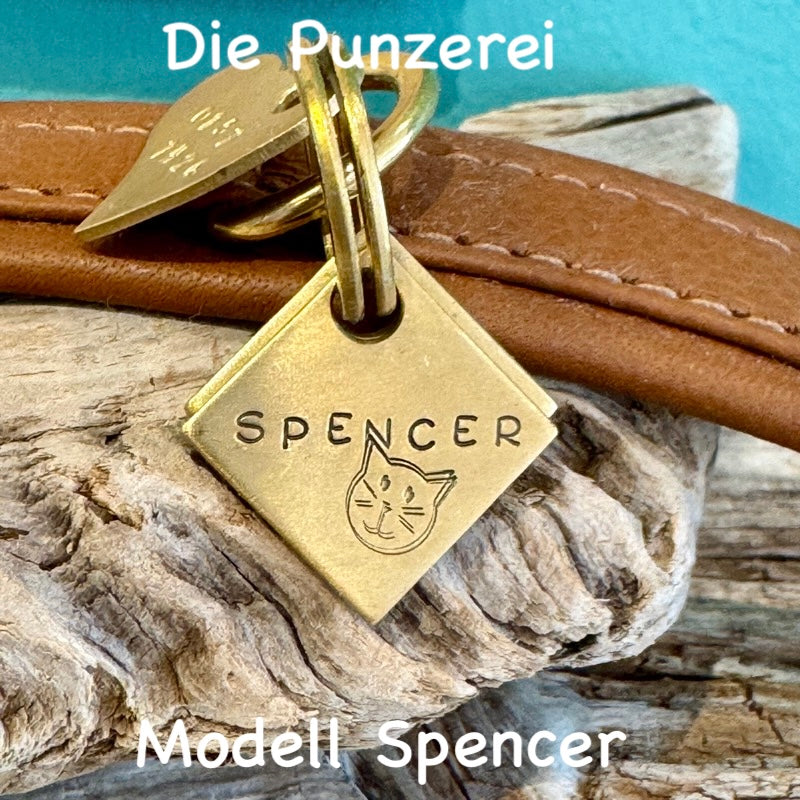 Handgepunzte Hundemarke aus Messing mit Namen „Spencer“ quadratisches Design an Schlüsselring befestigt
