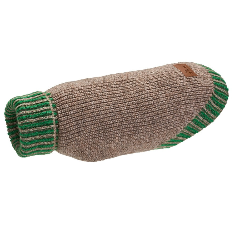 Brauner Hundepullover aus Strick mit grünen Rippbündchen, Seitenansicht.