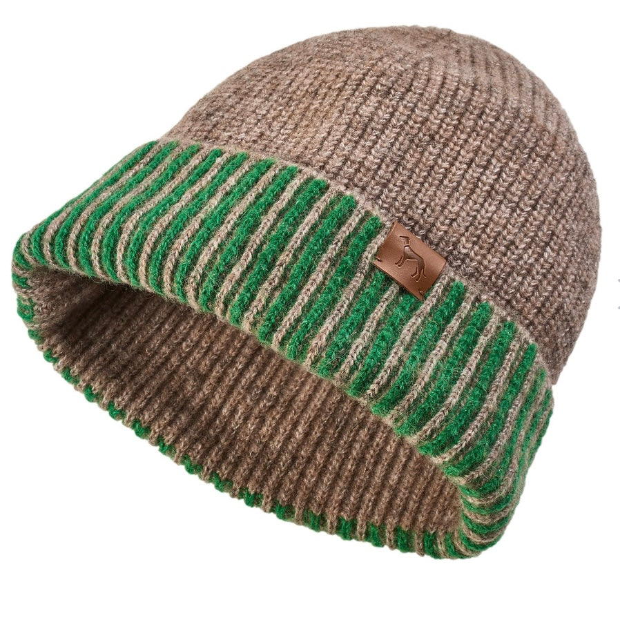 Strickmütze in Braun mit grünen Rippbündchen und Lederlogo, passend zum Hundepullover.