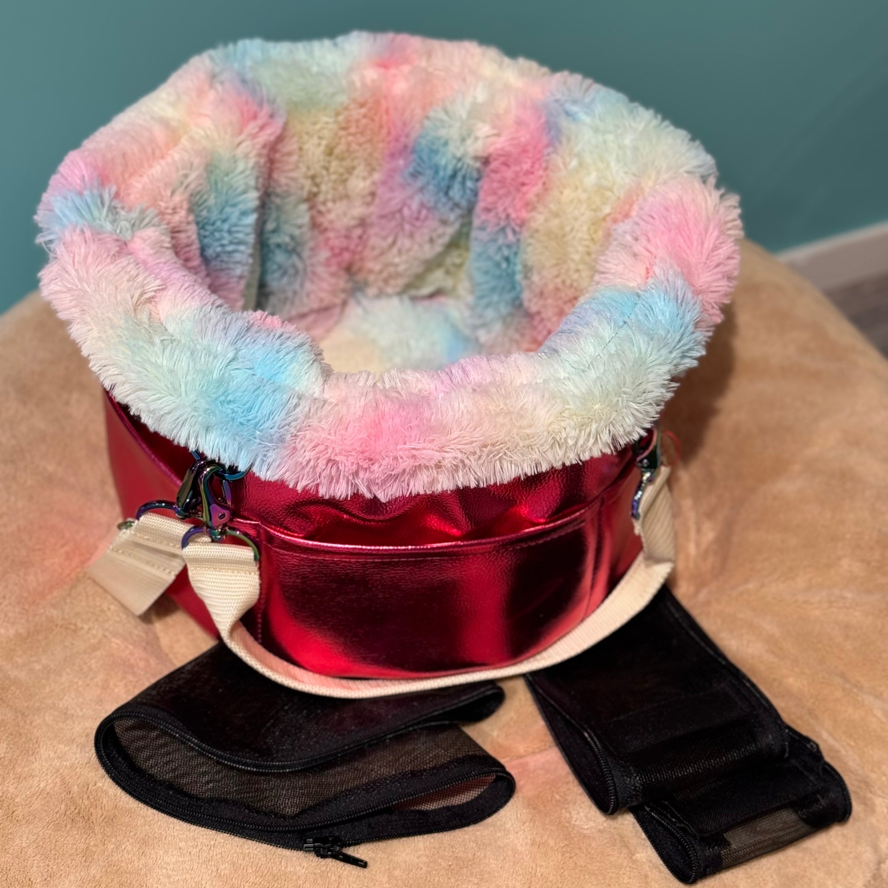 Isarhund Herzflug Tasche in Metallic-Pink mit weichem, pastellfarbenem Kunstfell-Rand, verstellbarem Schultergurt und herausnehmbaren Netzeinsätzen, komfortable Hundetragetasche für kleine Hunde. Draufsicht