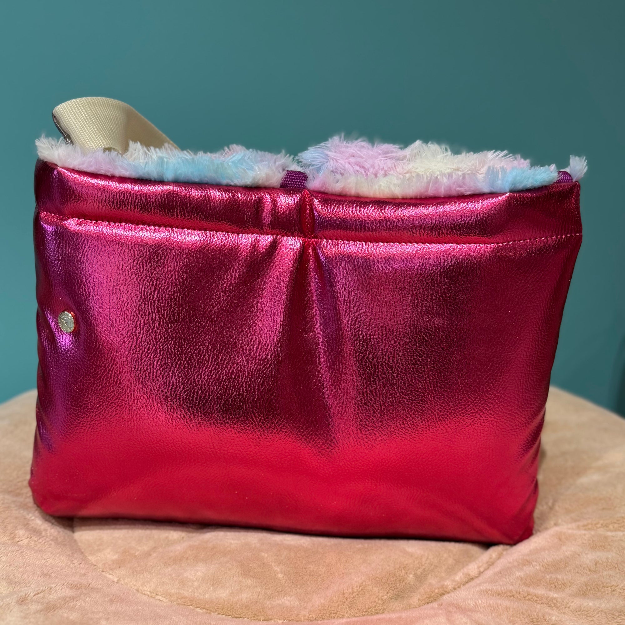 Isarhund Deckentasche in Metallic-Pink mit weichem Kunstfell-Rand, kompakte Hundetasche stilvoll präsentiert auf beigem Hundebett. Zusammengefaltete Decke