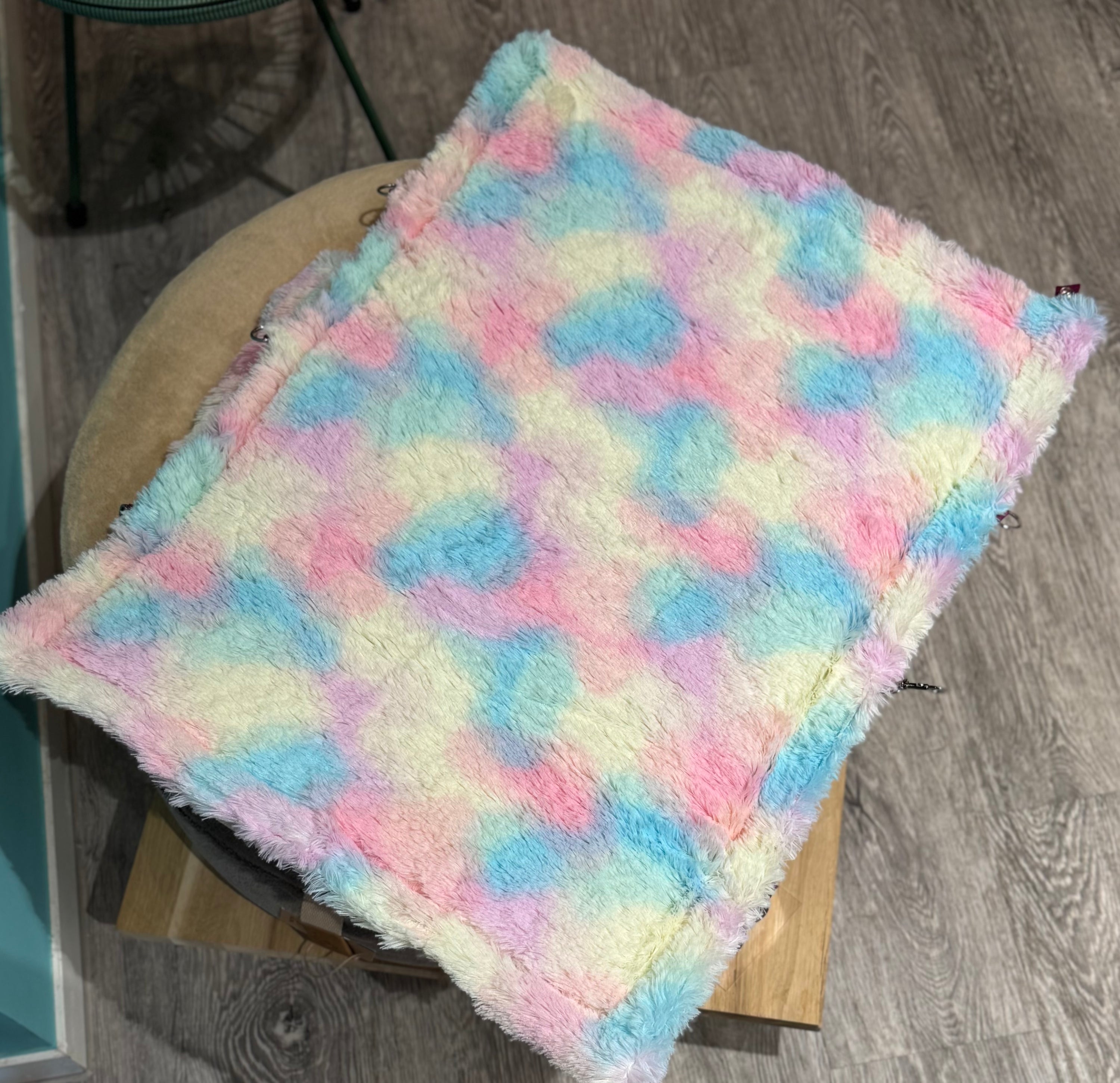 Aufgefaltete Isarhund Deckentasche in Kunstfell, Regenbogenfarben  