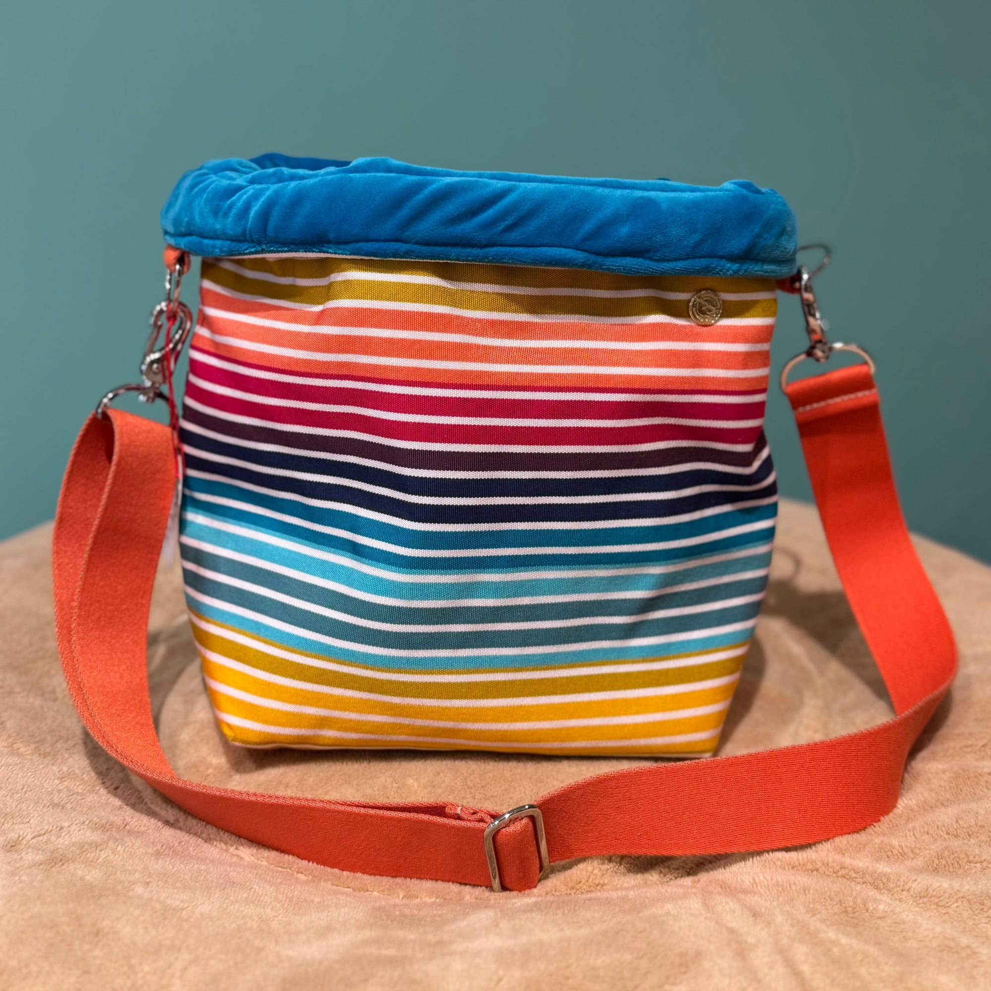 Isarhund HerzPouch in buntem Streifen-Design mit gepolstertem, petrolfarbenem Rand und verstellbarem Schultergurt, praktische Hundetasche zur Aufbewahrung von Leckerlis oder Zubehör