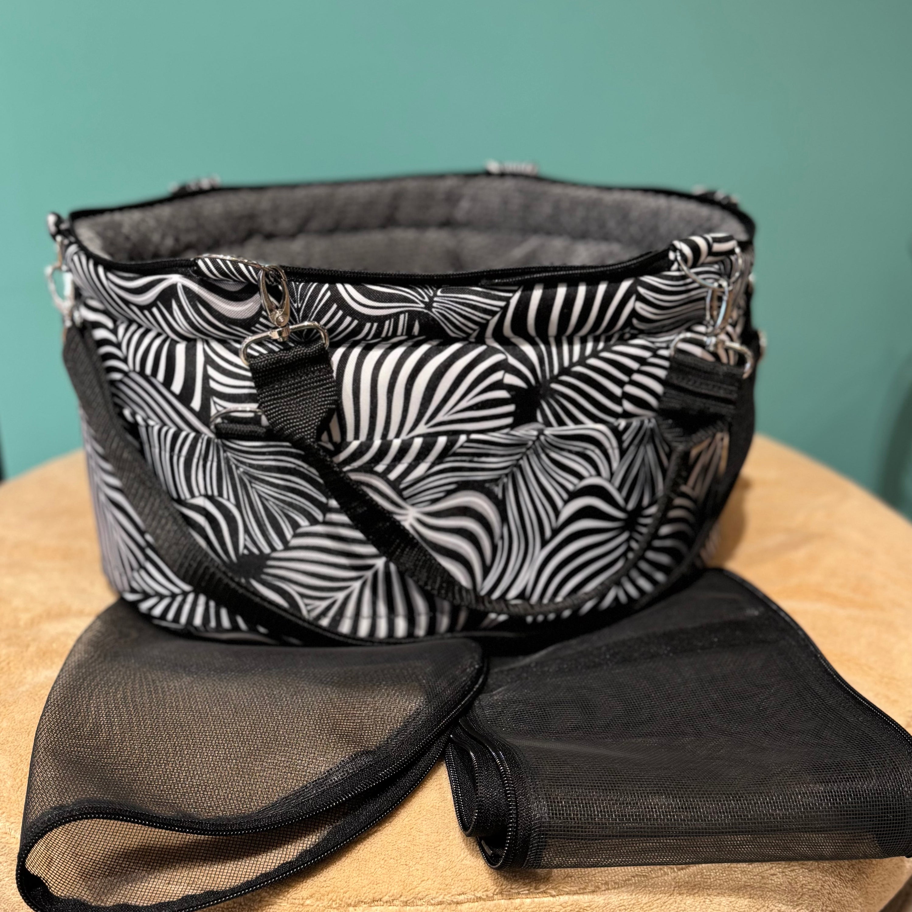 Isarhund Herzflug Tasche in Schwarz-Weiß mit modernem Blattmuster, weich gepolstertem Rand, verstellbarem Schultergurt und herausnehmbaren Netzeinsätzen, komfortable Hundetragetasche für kleine Hunde