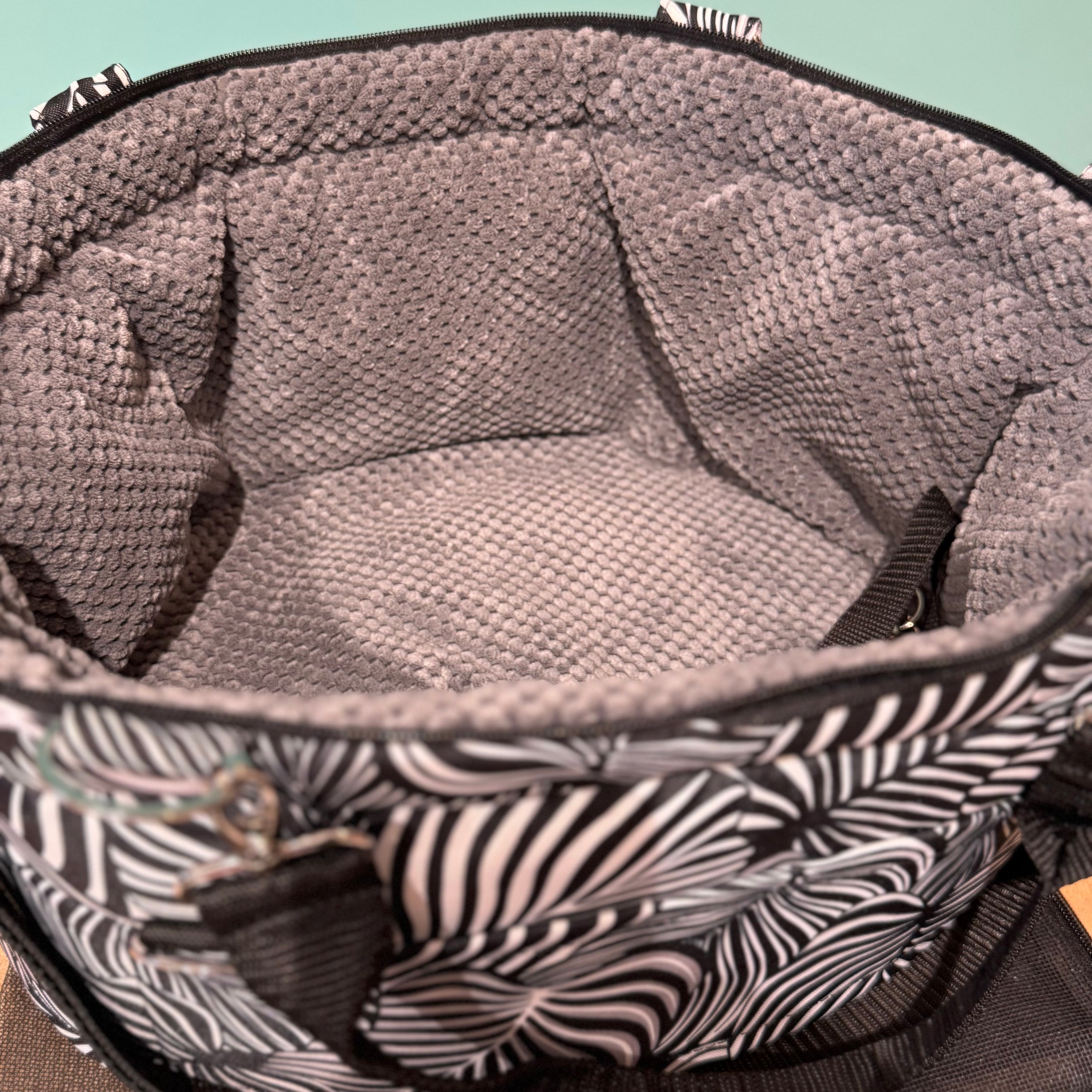 Isarhund Herzflug Tasche in Schwarz-Weiß mit modernem Blattmuster, weich gepolstertem Rand, verstellbarem Schultergurt und herausnehmbaren Netzeinsätzen, komfortable Hundetragetasche für kleine Hunde. Draufsicht