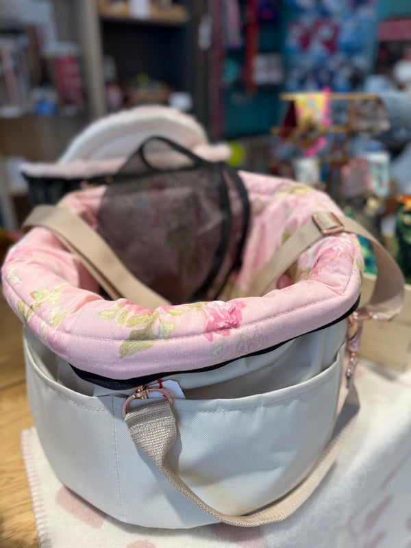 Isarhund Herzstück Hundetragetasche in Rosa mit gepolstertem, gemustertem Rand, stabilen Tragegriffen und Karabinerhaken für sicheren Transport kleiner Hunde
