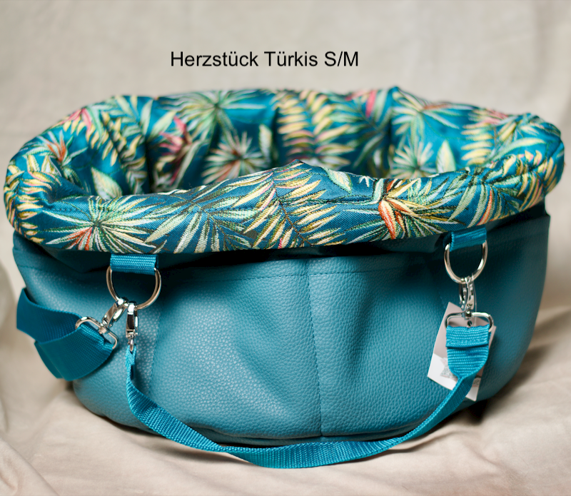 Türkise Hundetragetasche Modell S/M mit weichem Kunstlederboden und farbenfrohem tropischen Stoffrand, seitlichen Metallringen und verstellbarem Schultergurt.“