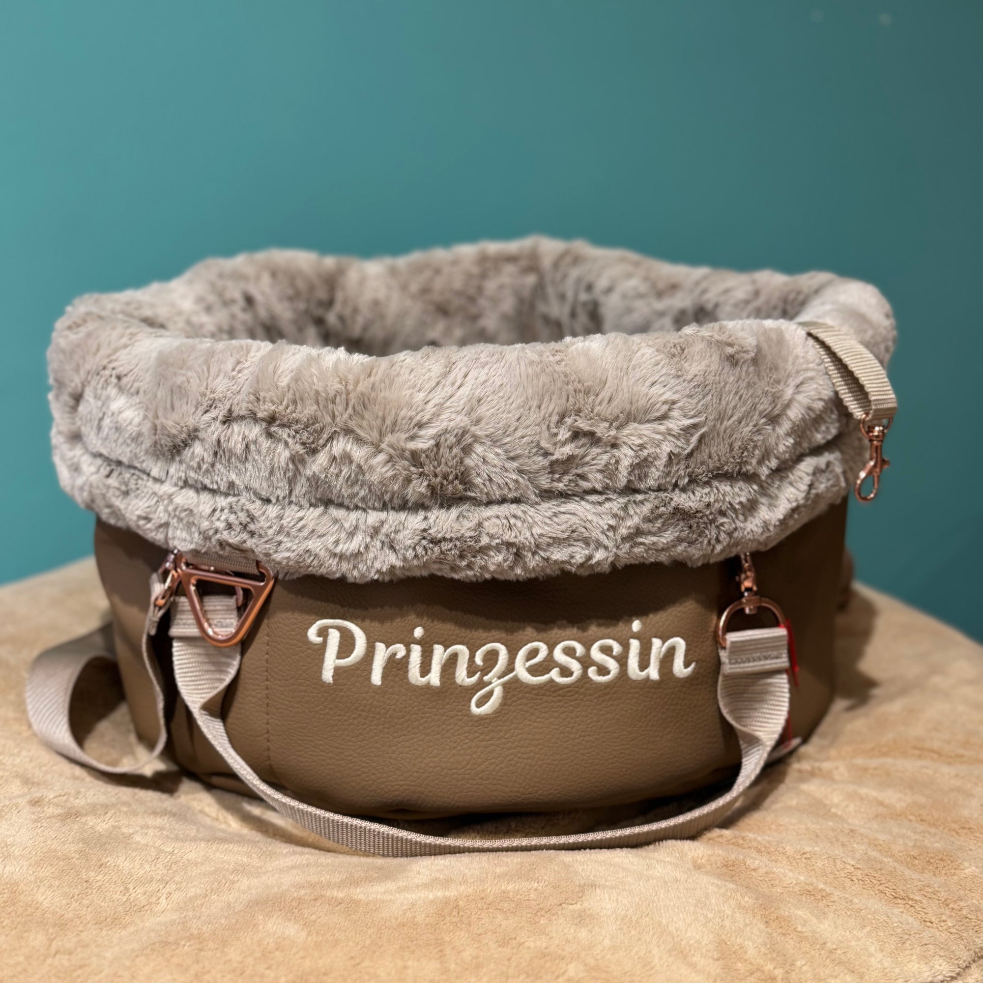 Isarhund Herzflug Tasche in Taupe mit flauschigem Kunstfell-Rand, bestickt mit Schriftzug „Prinzessin“, verstellbarem Schultergurt und Karabinern, komfortable Hundetragetasche für kleine Hunde
