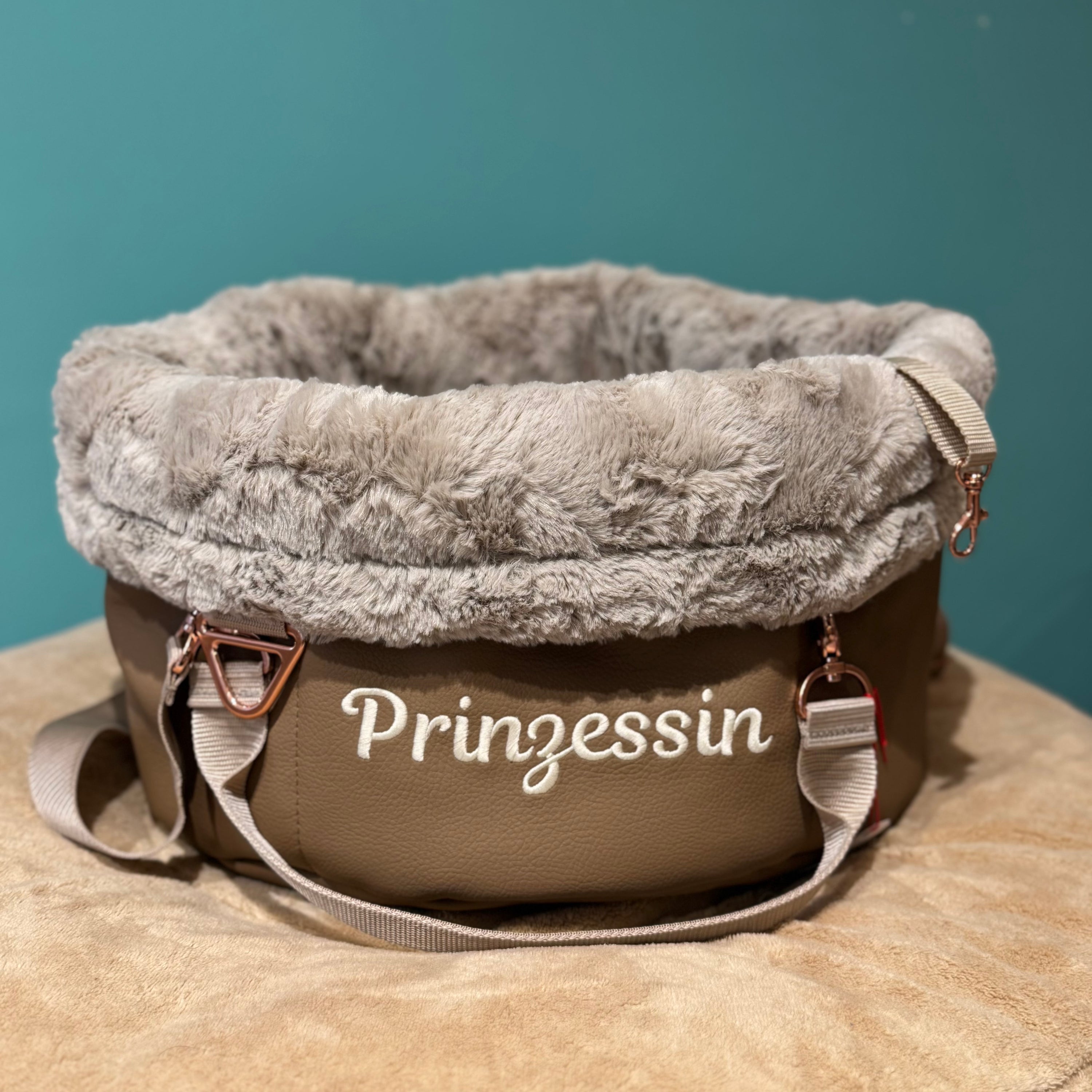 Isarhund Herzflug Tasche in Taupe mit flauschigem Kunstfell-Rand, bestickt mit Schriftzug „Prinzessin“, verstellbarem Schultergurt und Karabinern, komfortable Hundetragetasche für kleine Hunde
