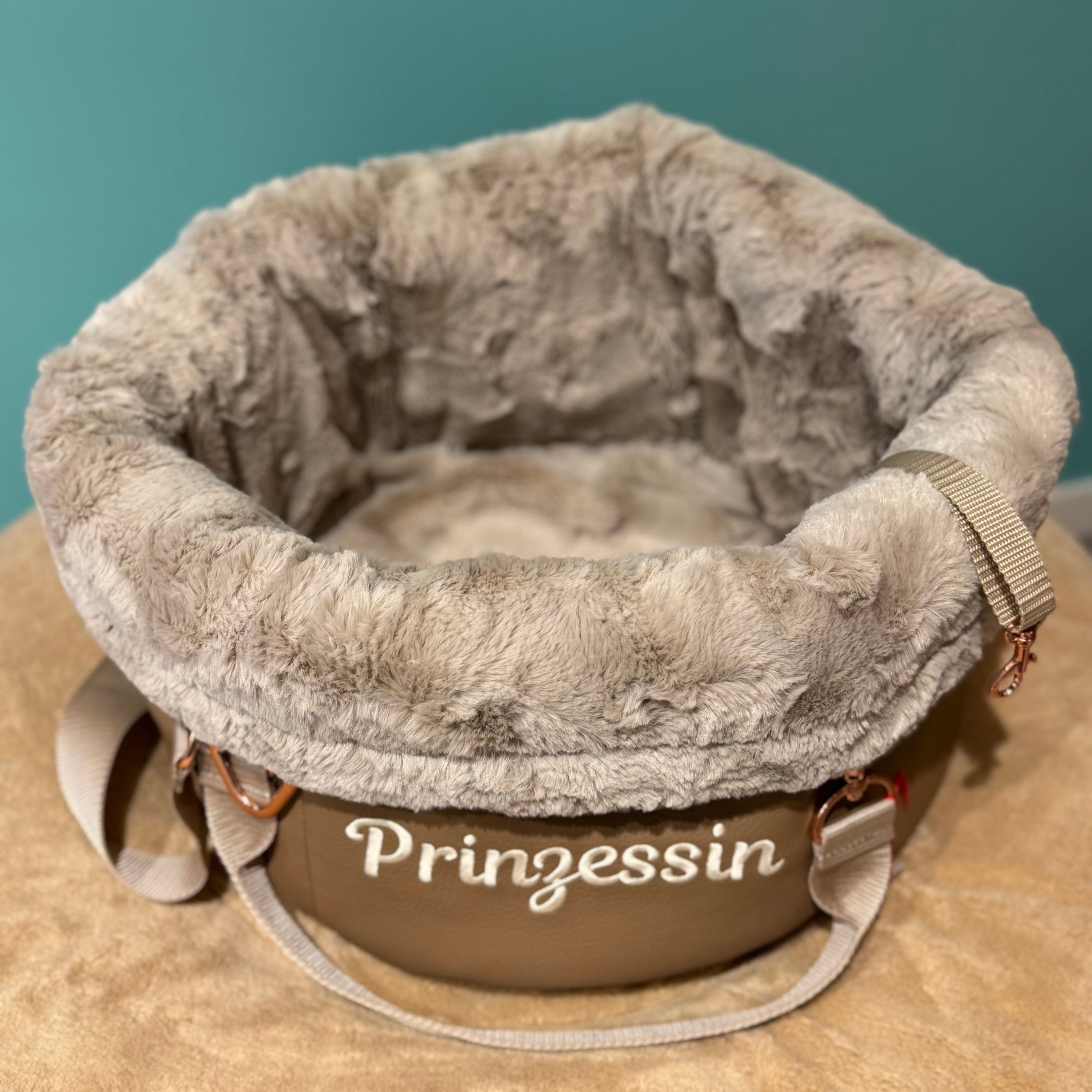 Isarhund Herzflug Tasche in Taupe mit flauschigem Kunstfell-Rand, bestickt mit Schriftzug „Prinzessin“, verstellbarem Schultergurt und Karabinern, komfortable Hundetragetasche für kleine Hunde. Draufsicht