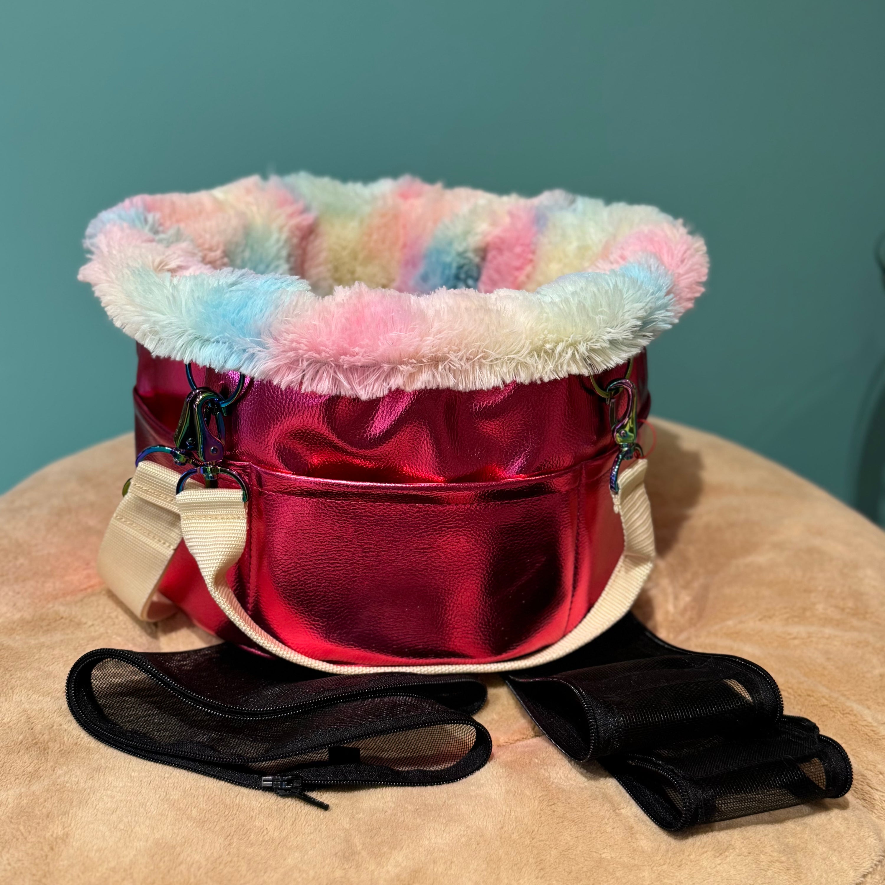 Isarhund Herzflug Tasche in Metallic-Pink mit weichem, pastellfarbenem Kunstfell-Rand, verstellbarem Schultergurt und herausnehmbaren Netzeinsätzen, komfortable Hundetragetasche für kleine Hunde mit Netzerhöhung und Netzdeckel in Schwarz