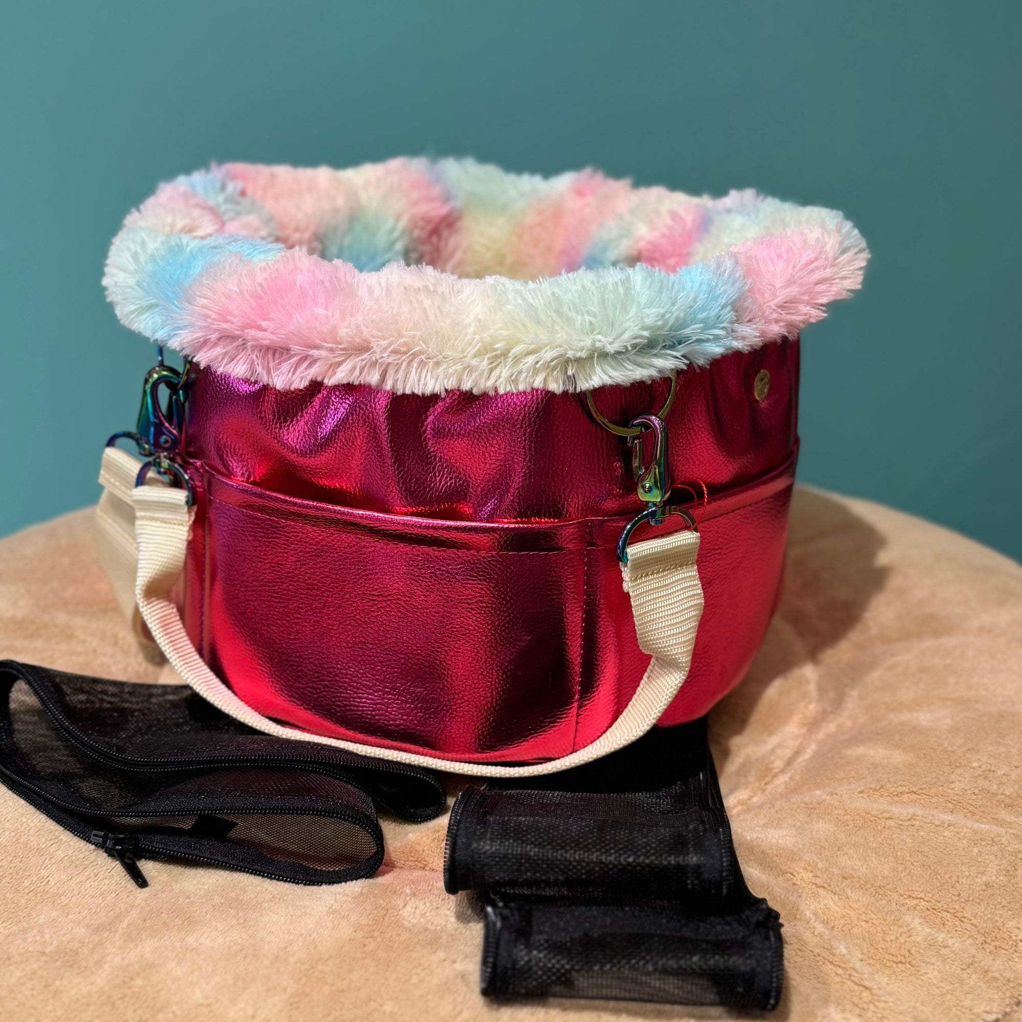 Isarhund Herzflug Tasche in Metallic-Pink mit weichem, pastellfarbenem Kunstfell-Rand, verstellbarem Schultergurt und herausnehmbaren Netzeinsätzen, komfortable Hundetragetasche für kleine Hunde