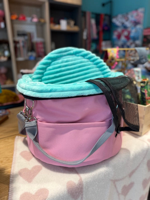 Isarhund Herzstück Hundetragetasche in Rosa mit gepolstertem, gemustertem Rand, stabilen Tragegriffen und Karabinerhaken für sicheren Transport kleiner Hunde
