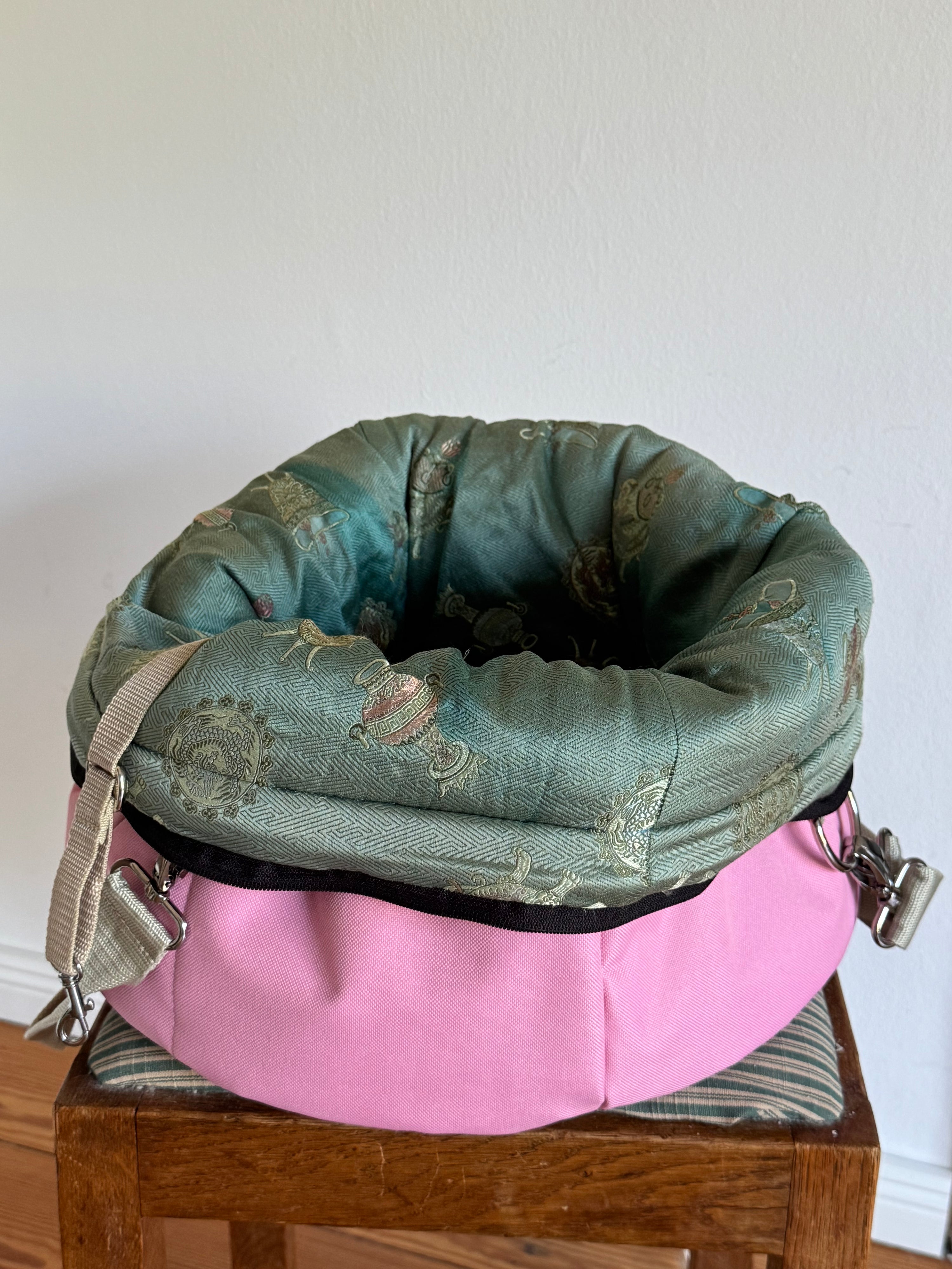 Eine Hundetasche zum schlafen und verreisen 