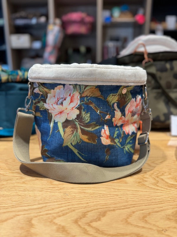 Isarhund HerzPouzch Hundetragetasche in Blau mit Blumen mit gepolstertem, gemustertem Rand, stabilen Tragegriffen und Karabinerhaken für sicheren Transport kleiner Hunde