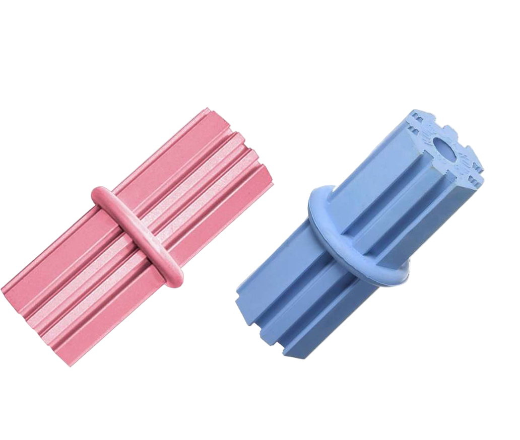 KONG Puppy Dental Stick Hundespielzeug in Blau und Rosa, Kau- und Zahnpflegespielzeug für Welpen mit Rillen zur Reinigung der Zähne und zum Verteilen von Zahnpasta oder Leckerlis
