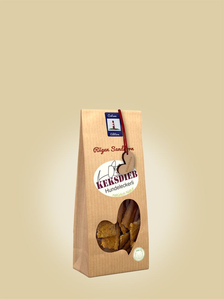 Hundekekse in Papiertüte mit Sichtfenster der Firma Keksdieb. Sorte: Ostsee Edition mit Sanddorn von der Insel Rügen