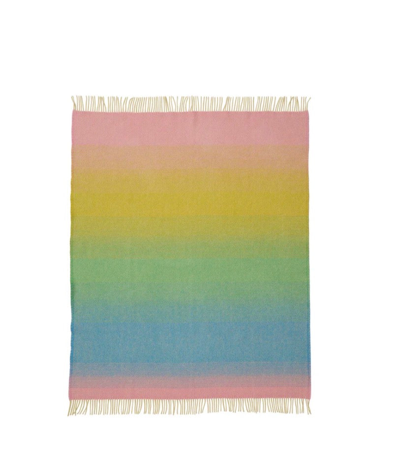 Eine bunte Decke in verschiedenen Farben grün blau gelb und rosa 
