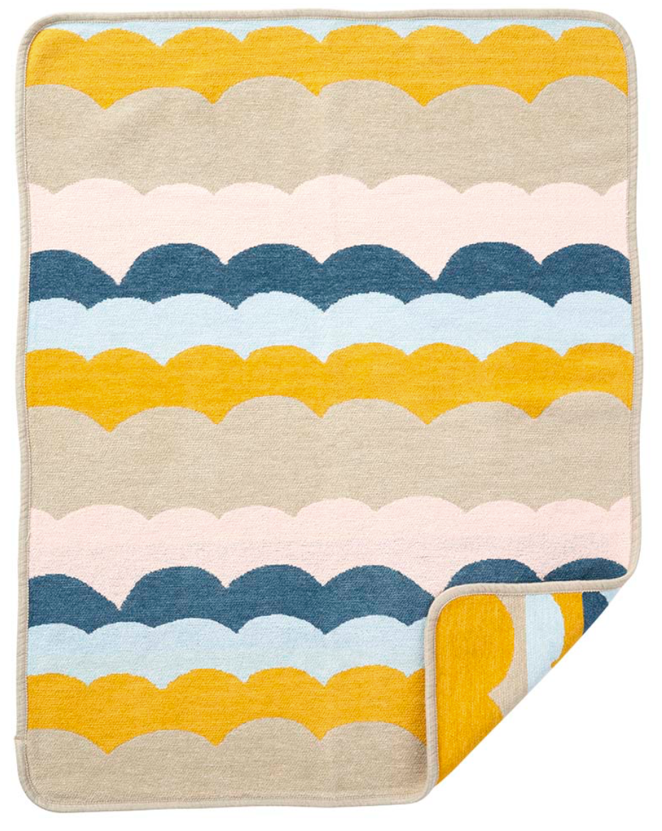 Bunte Wolldecke mit wellenförmigem Streifenmuster in Gelb, Blau, Rosa und Beige; weiche, hochwertig verarbeitete Wendedecke.