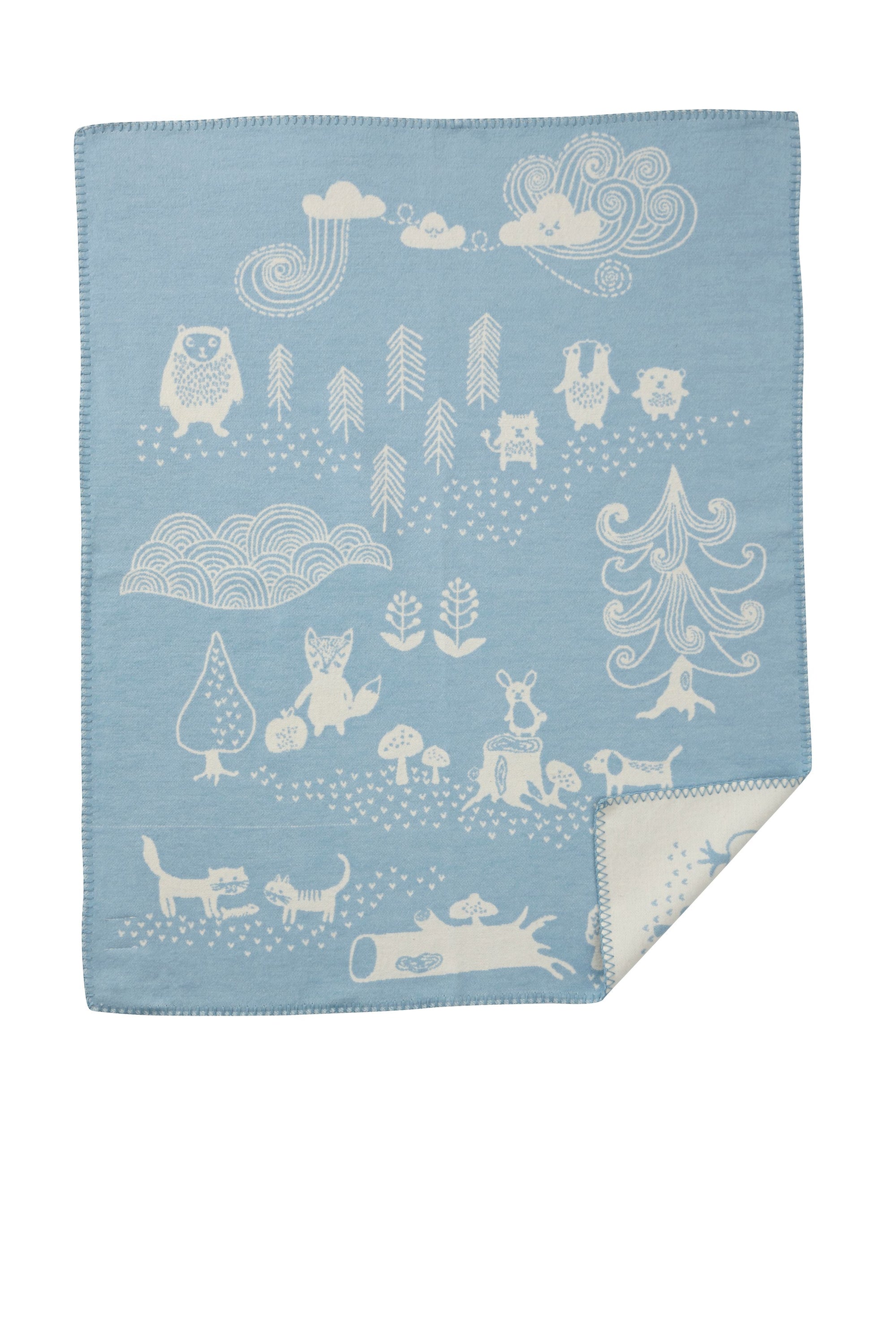 Blaue Kuscheldecke mit weißen Waldtier-Motiven wie Fuchs, Bär, Hase und Hund sowie Bäumen, Wolken und verspielten Details; weiche Wendedecke im Naturdesign