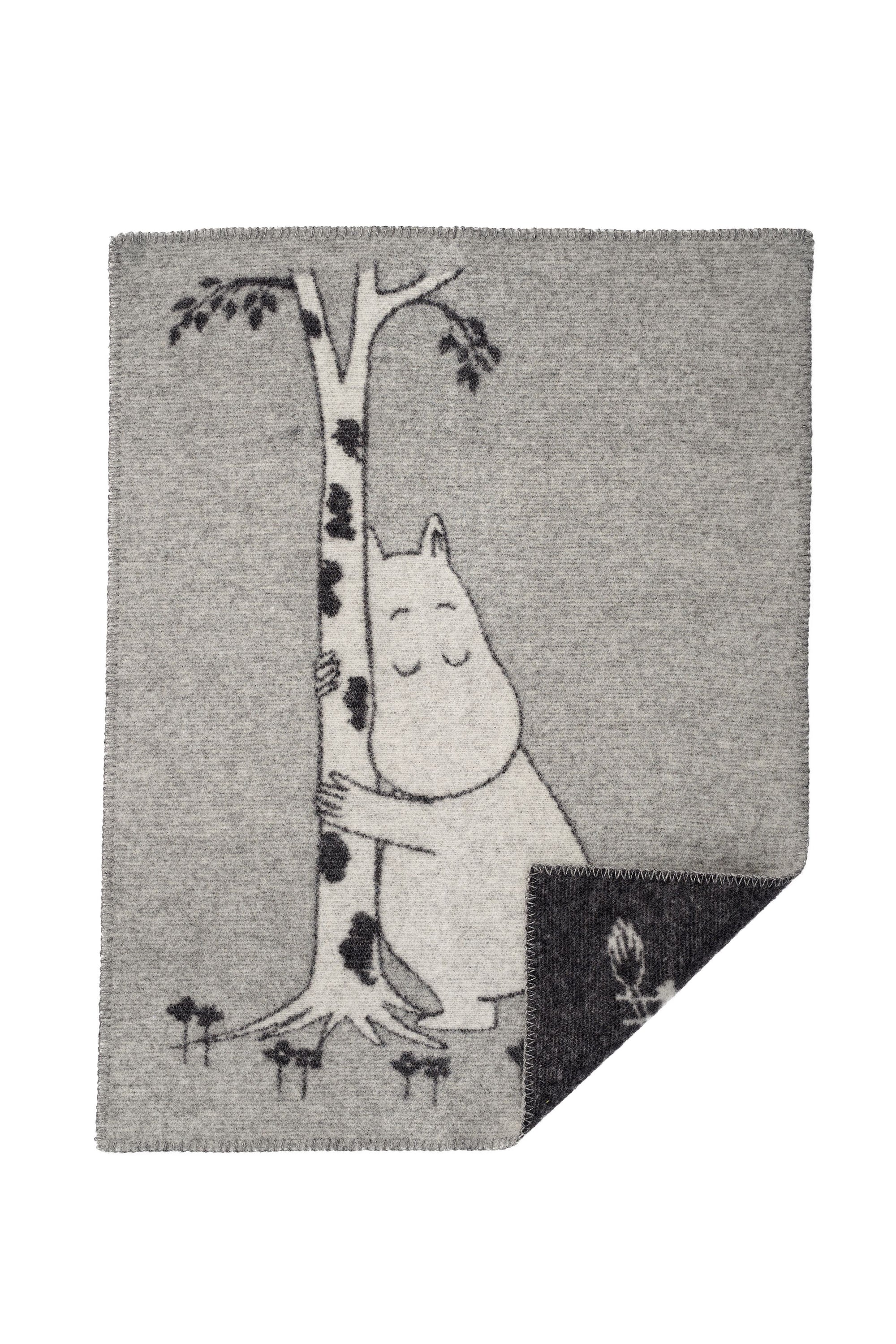 Graue Kinderwolldecke mit eingewebtem Cartoon-Tiermotiv, das einen Baum umarmt; weiche, wendbare Decke aus Naturfasern.