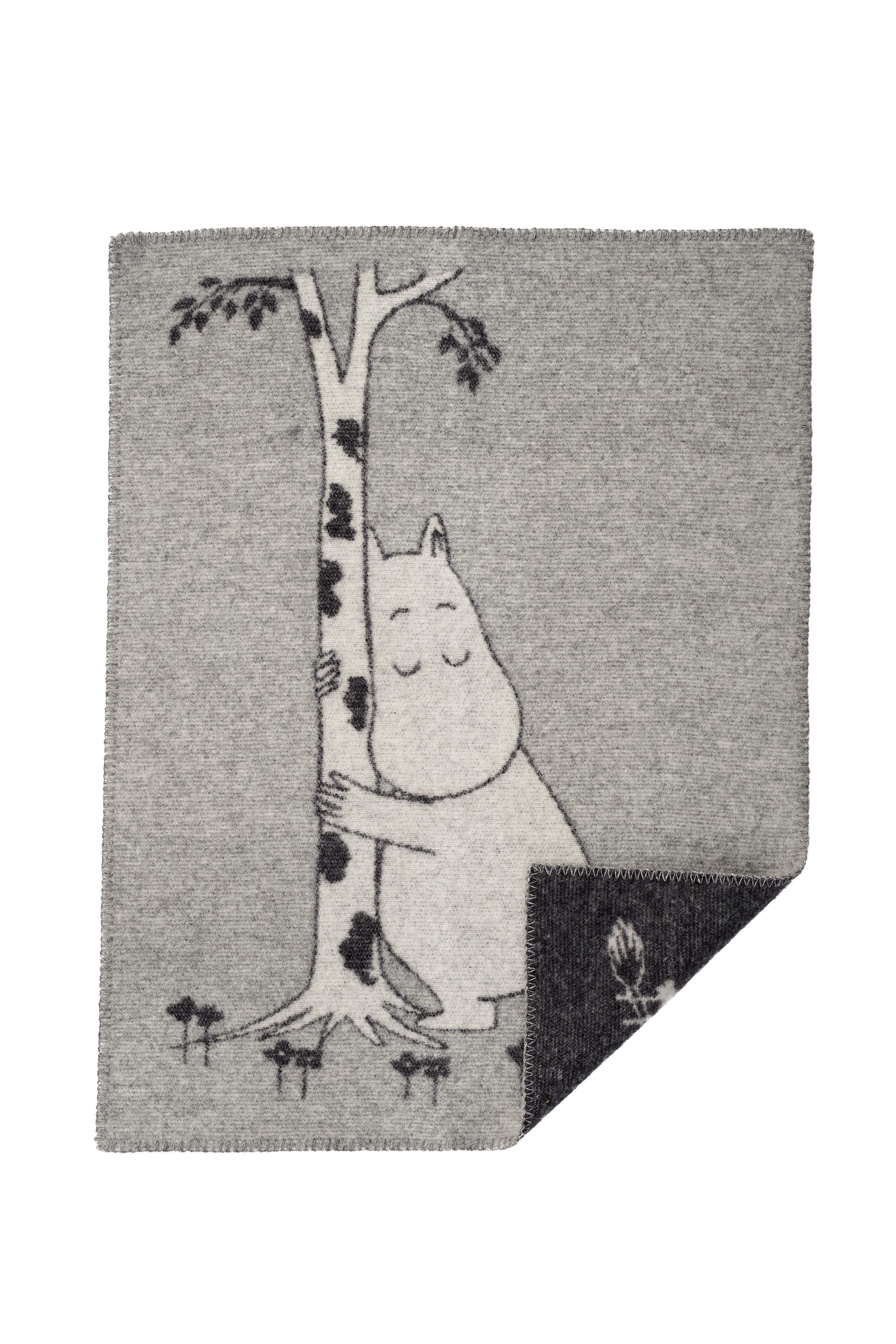 Graue Kinderwolldecke mit eingewebtem Cartoon-Tiermotiv, das einen Baum umarmt; weiche, wendbare Decke aus Naturfasern.