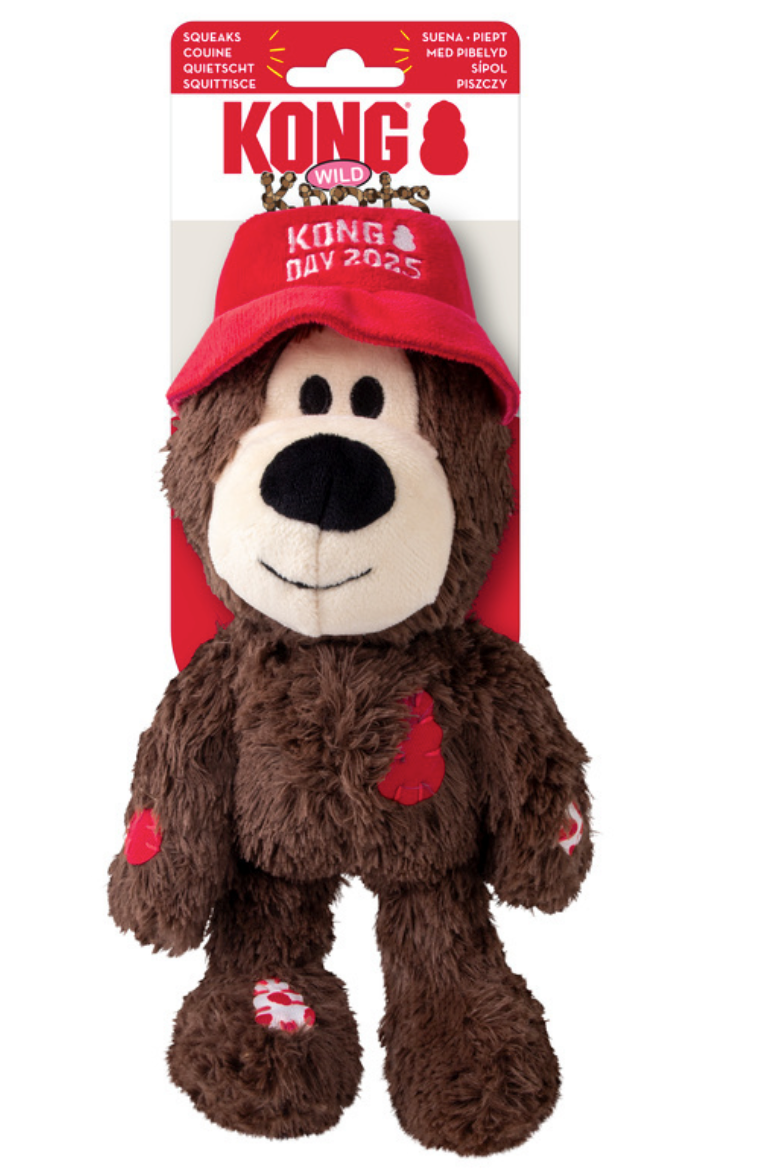 KONG Day 2025 Special Edition Plüschbär in Braun mit rotem Hut und Quietschfunktion, weiches Hundespielzeug mit aufgenähten Patch-Details. Mit Verpackung