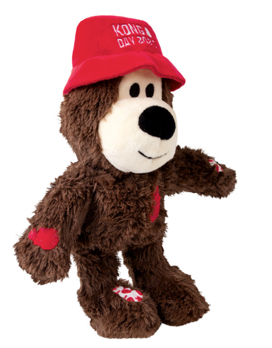 KONG Day 2025 Special Edition Plüschbär in Braun mit rotem Hut und Quietschfunktion, weiches Hundespielzeug mit aufgenähten Patch-Details. von rechts