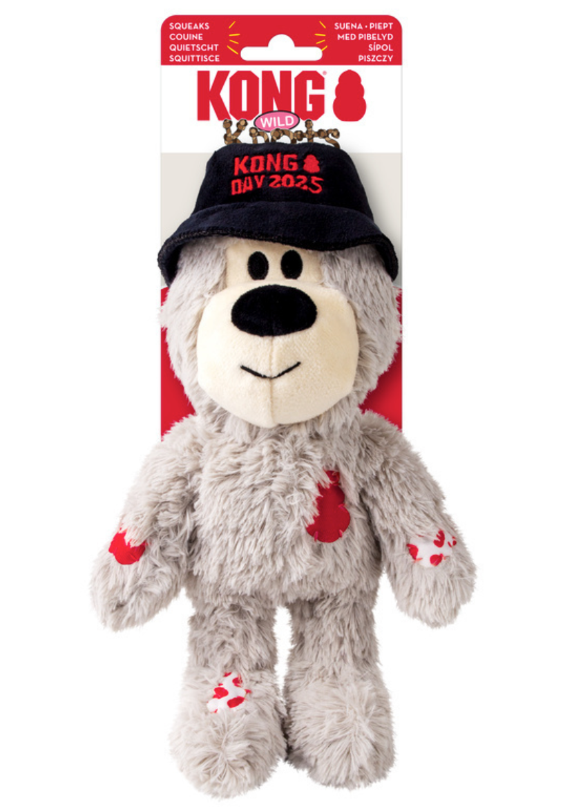 KONG Day 2025 Special Edition Plüschbär in grau mit rotem Hut und Quietschfunktion, weiches Hundespielzeug mit aufgenähten Patch-Details. Mit Verpackung