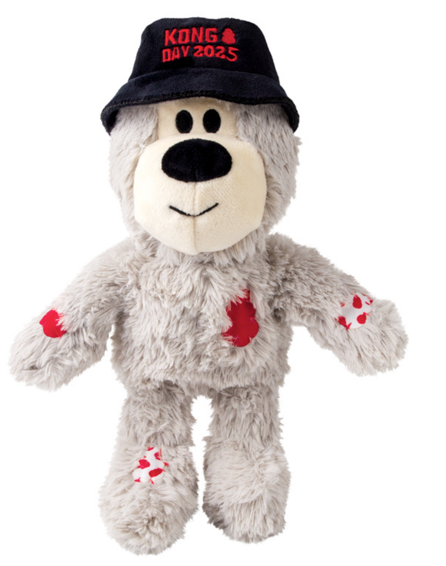 KONG Day 2025 Special Edition Plüschbär in grau  mit rotem Hut und Quietschfunktion, weiches Hundespielzeug mit aufgenähten Patch-Details. von Vorn
