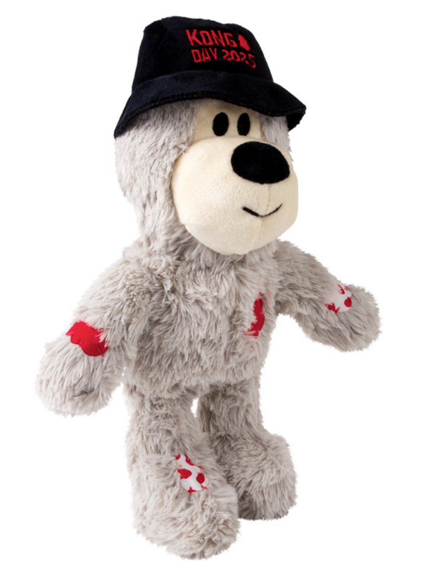 KONG Day 2025 Special Edition Plüschbär in grau mit rotem Hut und Quietschfunktion, weiches Hundespielzeug mit aufgenähten Patch-Details. von sechs