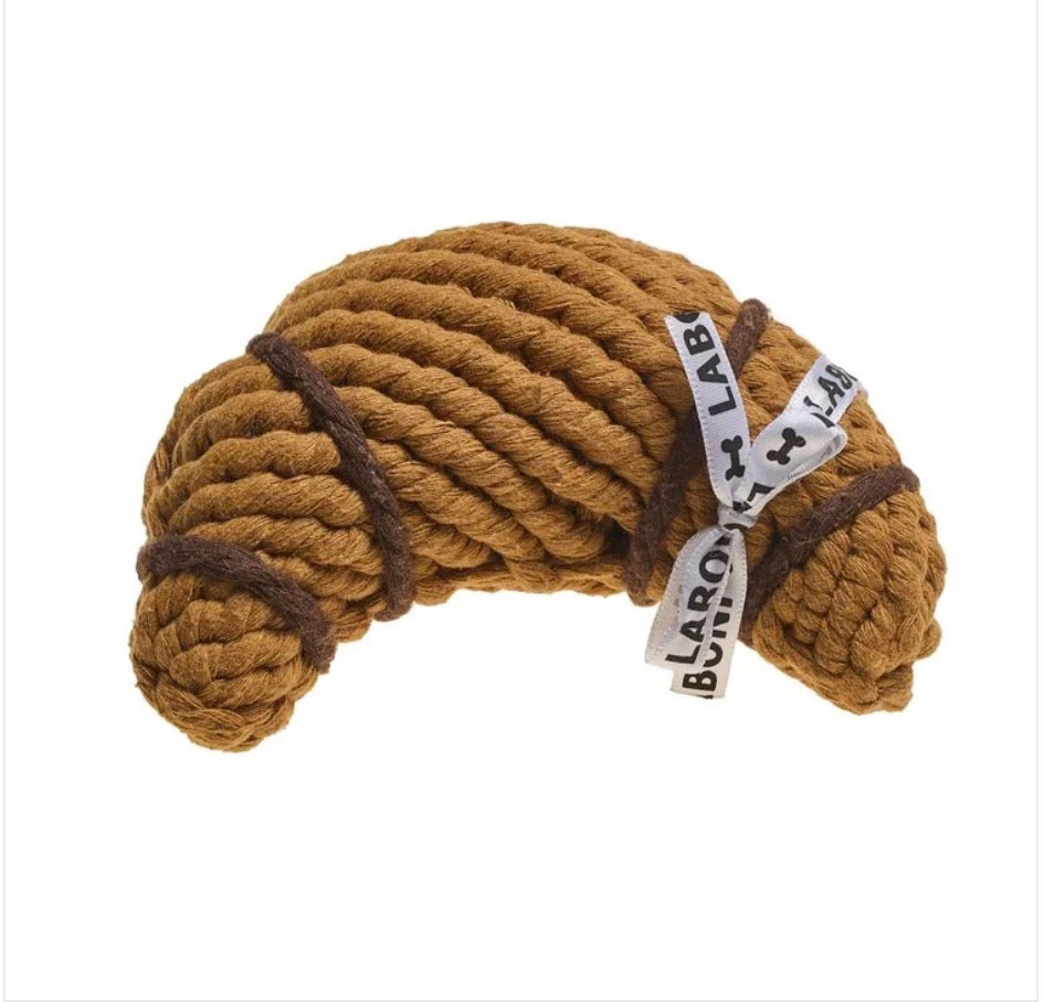 Eine braunes Hunde Spielzeug Croissant mit einer weißen Schleife mit der Aufschrift Laboni 