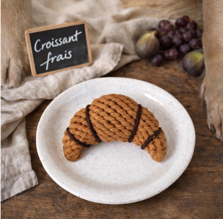 Eine Croissant auf einem Teller auf dem Tisch 