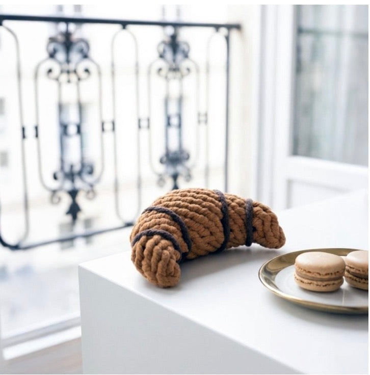 Ein Croissant der auf einem weißen Tresen liegt 