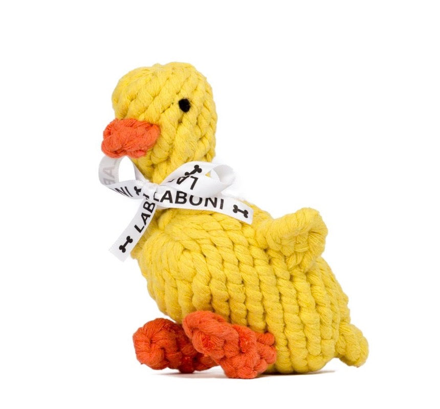Eine Ente aus Seil in der Farbe Gelb und orange 