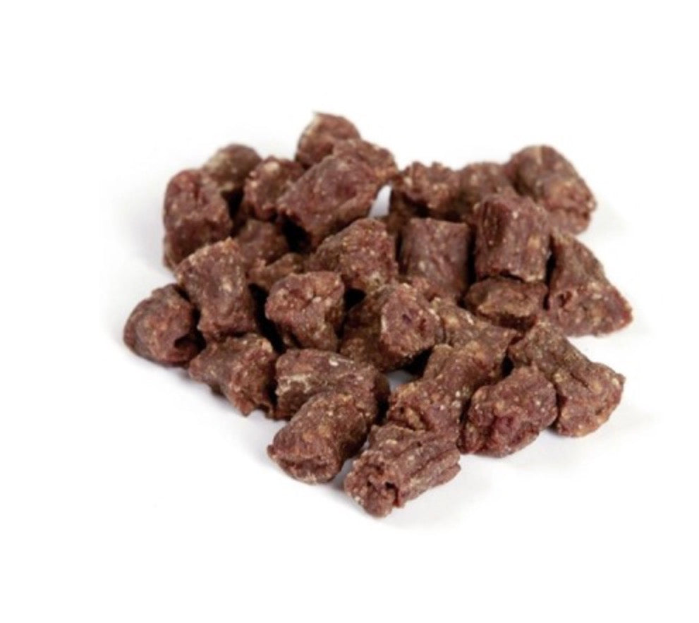 Hundesnack auf einem Haufen gelegt 