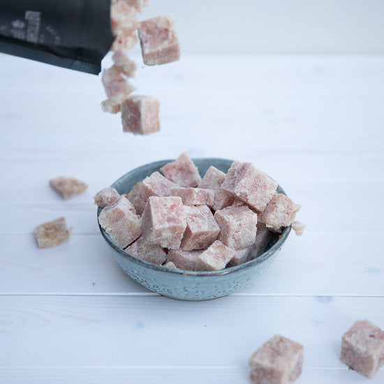 Tiefgefrorenes BARF Hundefutter aus 100 % Huhn – gewolfte Muskelfleischwürfel in Schale, perfekt portionierbar