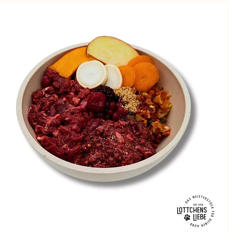 Eine Schale mit Barf - Futter von Lottchens Liebe 
