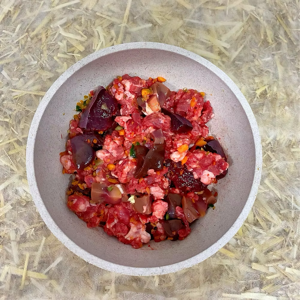 Lottchens Liebe Rind Mix gewolft in Napf – frisches Rindfleisch mit Innereien und Gemüse für Hunde, ideal zur BARF-Ernährung