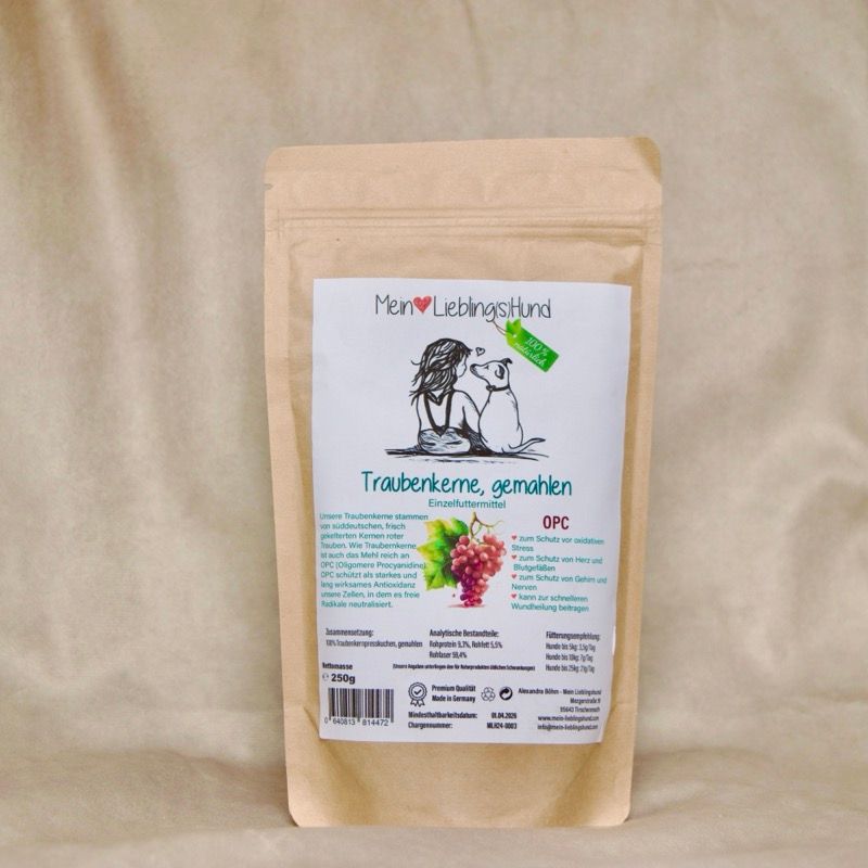 Braune, wiederverschließbare Futtertüte von Mein LieblingsHund mit Etikett „Traubenkerne, gemahlen“, Illustration von Hund und Mensch sowie Traubengrafik, Ergänzungsfuttermittel für Hunde.