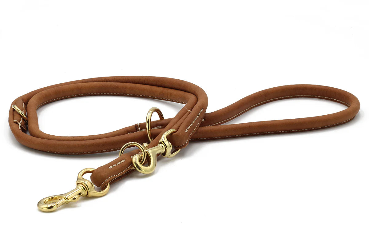 Rundgenähte Hundeleine aus cognacfarbenem  Leder von Maul, 2 Meter lang, handgefertigt mit goldfarbenen Beschlägen.

