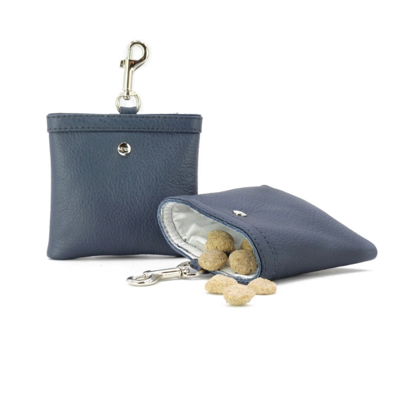 Leckerlibeutel aus Jeansfarbenem Leder von Maul, Premium Snacktasche für Hundetraining, mit Karabiner.
