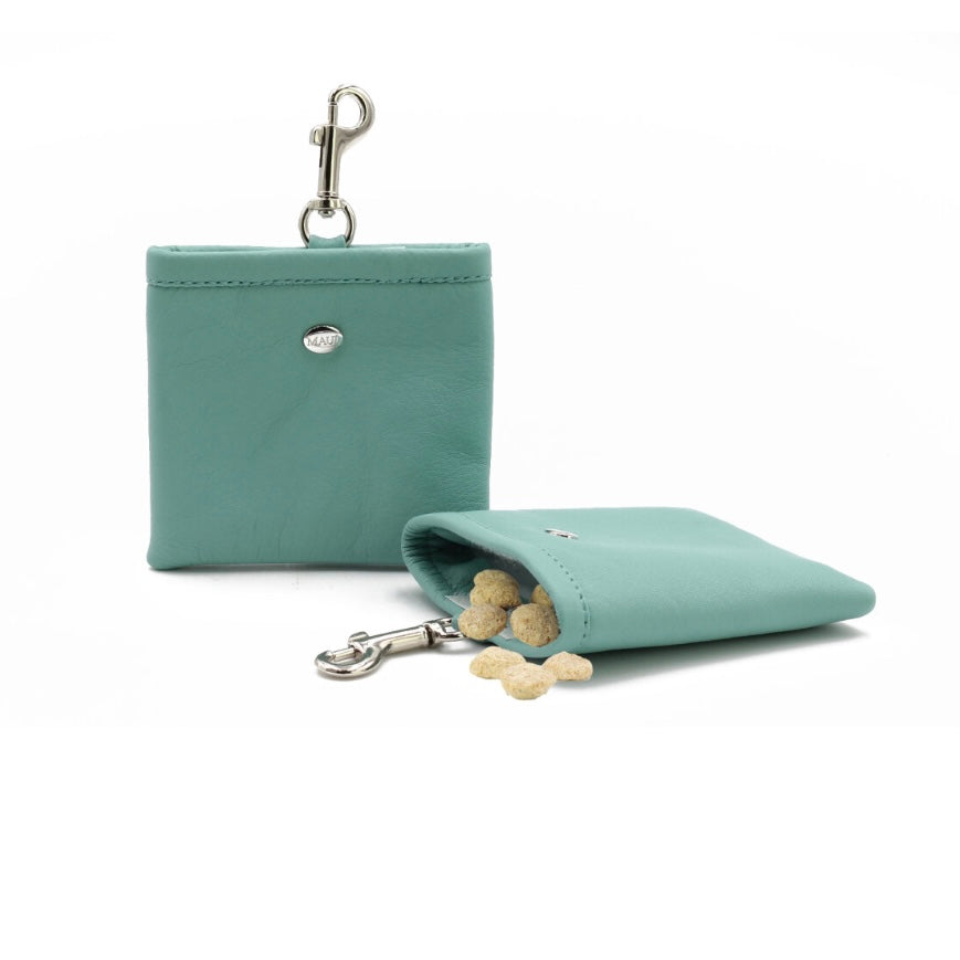 Leckerlibeutel aus minigrünem Leder von Maul, Premium Snacktasche für Hundetraining, mit Karabiner.
