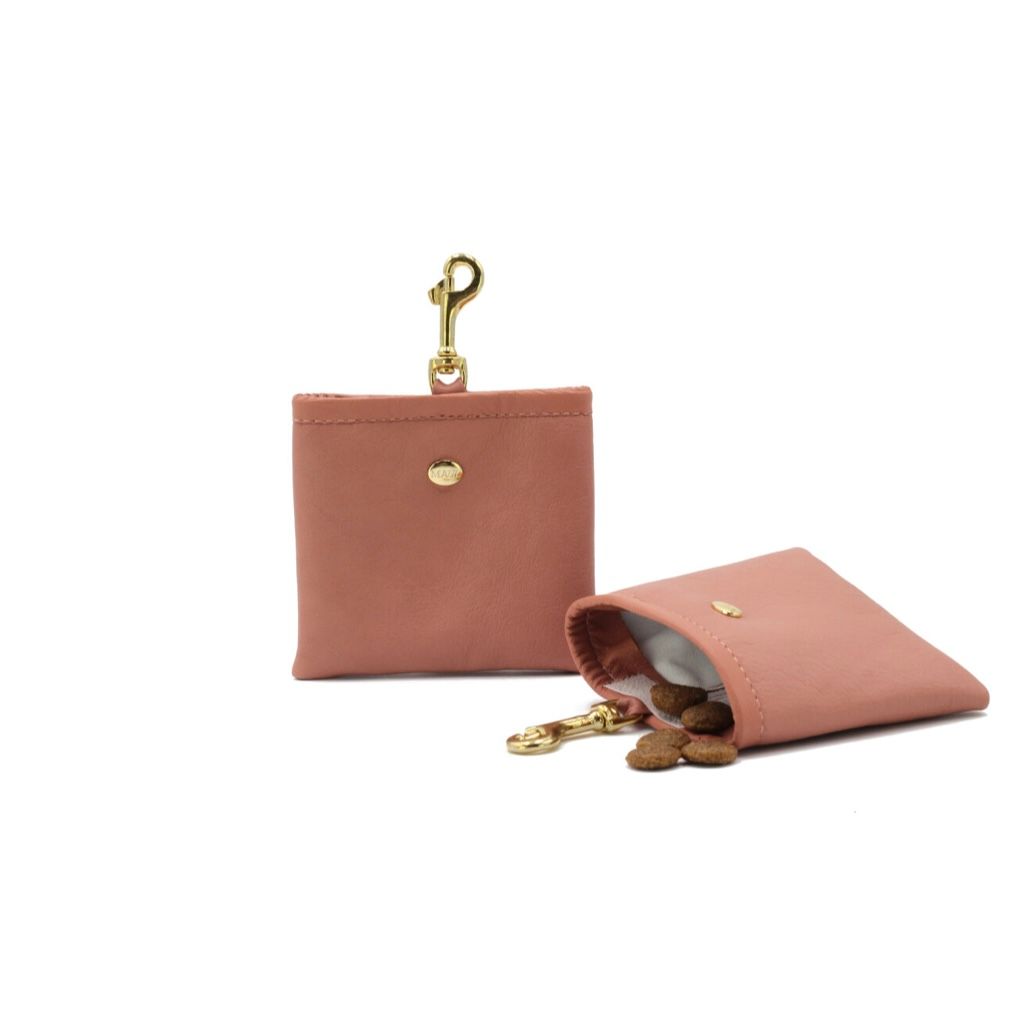 Leckerlibeutel aus altrosa Leder von Maul, Premium Snacktasche für Hundetraining, mit Karabiner.
