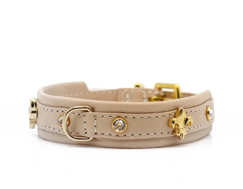 Beiges Leder-Hundehalsband für kleine Hunde mit goldenen Lilien-Ornamenten und Strassstein-Akzenten
