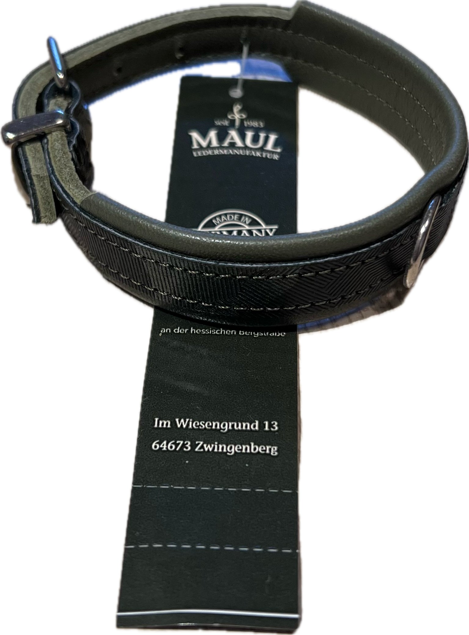 Dunkelgrünes Camouflage Lederhundehalsband von Maul Ledermanufaktur mit Etikett, hochwertig verarbeitet und robustes Design
