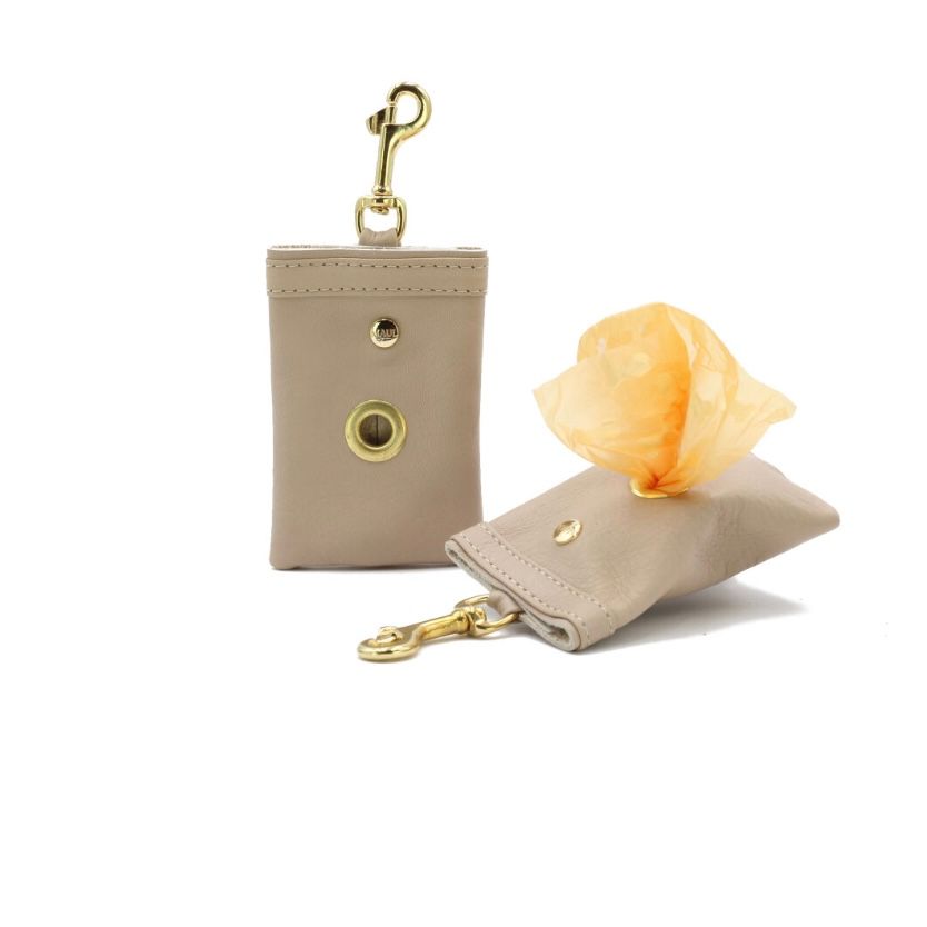 Elfenbeinfarbener Kotbeutelspender aus Leder von Maul mit Metallöse und Karabiner, hochwertiges Hundezubehör Made in Germany.
