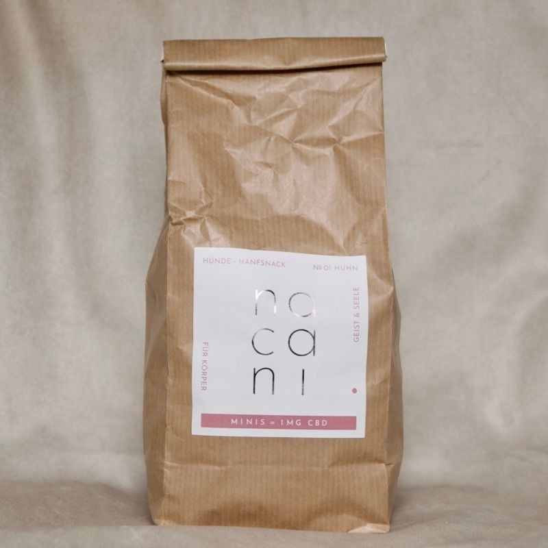 Nacani Minis CBD Snacks Huhn in brauner Vorratspackung mit weißem Etikett, stehend vor neutralem Hintergrund
