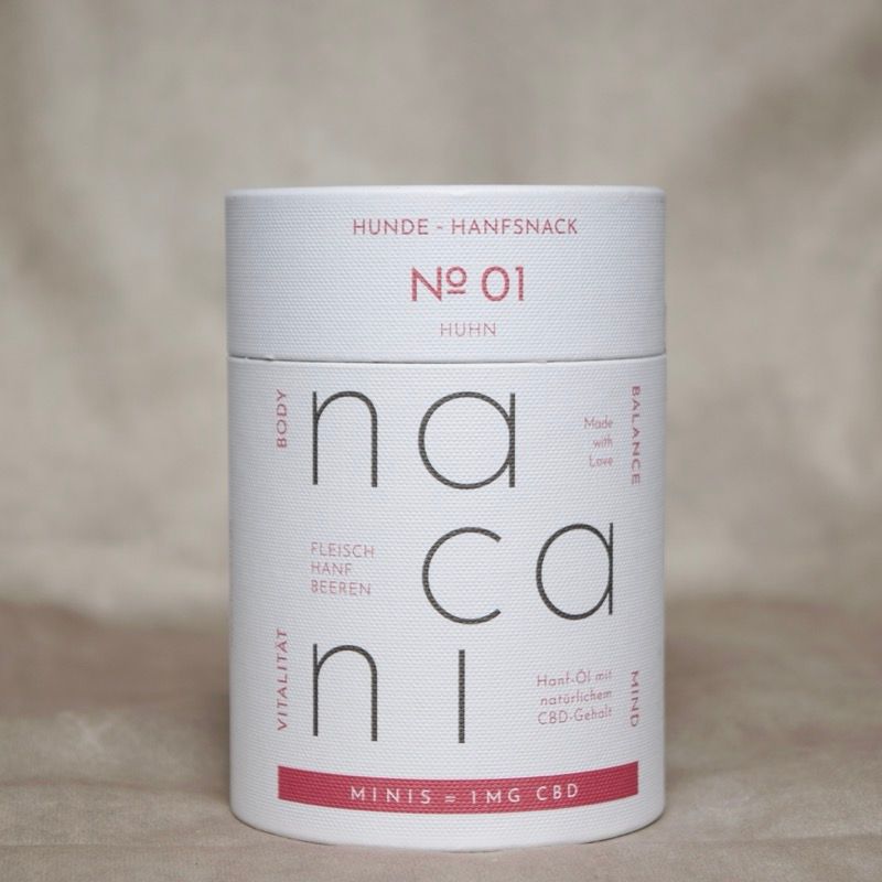 Nacani Mini CBD Snackdose für Hunde, Sorte Fisch, weiße Dose mit blauer Schrift auf hellem Hintergrund, Premium Hanf-Snack für Hunde.